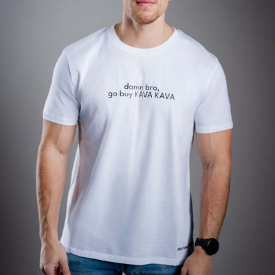 Kratom World férfi póló „damn bro, go buy KAVA KAVA” motívummal – eredeti merch kratomkedvelők és a Kratom World márka rajongói számára, stílusos streetwear design hangsúlyos nyomattal, kényelmes póló mindennapi viseletre, ideális városba, eseményekre vagy gyűjtői darabként a kratom közösség számára