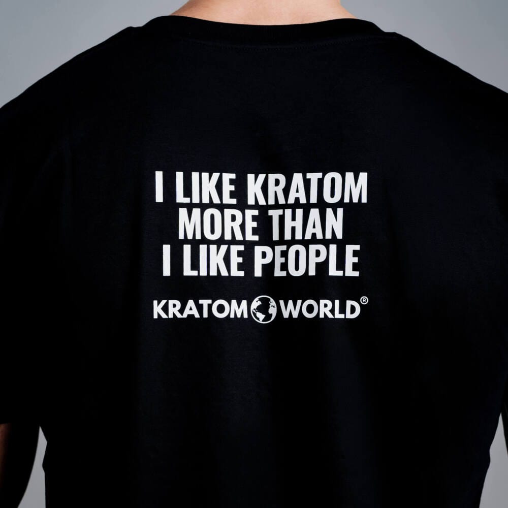 Férfi Kratom World póló „I like Kratom more than I like people.” felirattal – eredeti merch kratomkedvelők és a Kratom World márka rajongói számára, stílusos streetwear design hangsúlyos nyomattal, kényelmes póló mindennapi viseletre, ideális városba, eseményekre vagy gyűjtői darabként a kratom közösség számára, közelkép-black