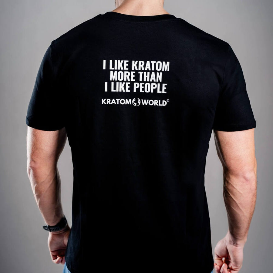 Férfi Kratom World póló „I like Kratom more than I like people.” felirattal – eredeti merch kratomkedvelők és a Kratom World márka rajongói számára, stílusos streetwear design hangsúlyos nyomattal, kényelmes póló mindennapi viseletre, ideális városba, eseményekre vagy gyűjtői darabként a kratom közösség számára, hátoldal-black
