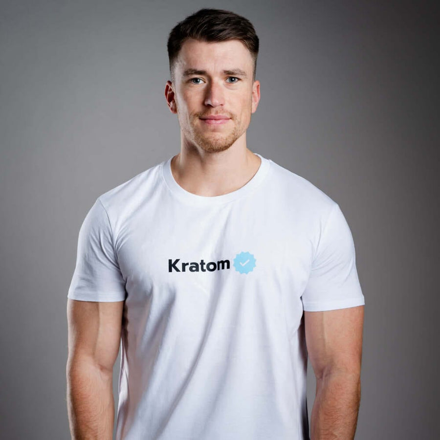 Kratom World férfi póló „Kratom Verified” motívummal – eredeti merch kratomkedvelők és a Kratom World márka rajongói számára, stílusos streetwear design hangsúlyos nyomattal, kényelmes póló mindennapi viseletre, ideális városba, eseményekre vagy gyűjtői darabként a kratom közösség számára, logó részlet