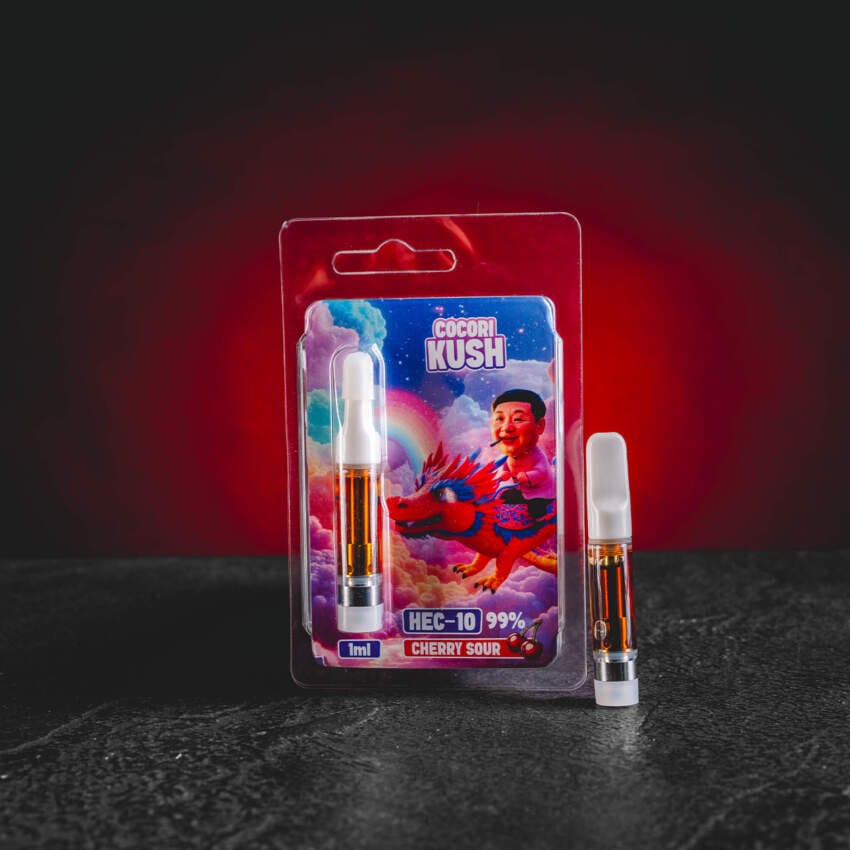 A HEC10 Cartridge Cherry Sour az édes cseresznye és az enyhén savanykás gyümölcsös tónusok markáns kombinációját kínálja, teljes ízprofillal, modern HEC10 összetétellel öt szinergikus molekulával, mély relaxációval tiszta és kontrollált eufóriával összekapcsolva, valamint sima, kiegyensúlyozott slukkolással.