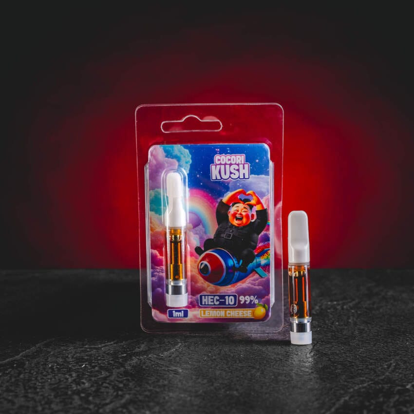 A HEC10 Cartridge Lemon Cheese az intenzív citromos citrusjegyeket jellegzetes sajtos aromával kapcsolja össze, komplex és telt ízprofilt hozva létre, modern HEC10 formulával öt molekulával, valamint erős, strukturált gyűjtői hatással mélyebb relaxációval.