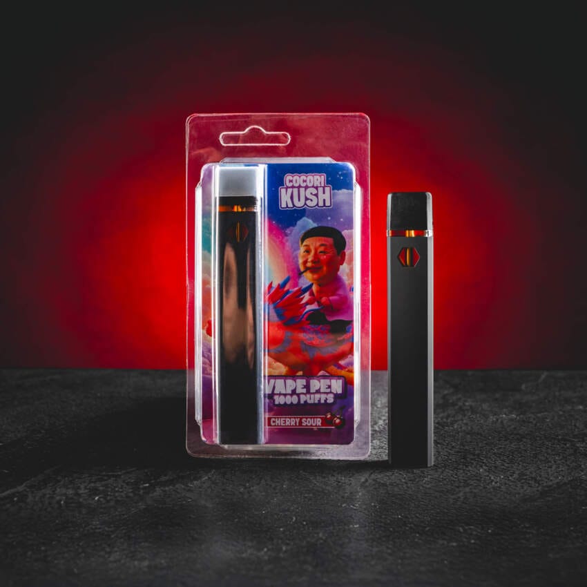 A HEC10 Vape Pen Cherry Sour az édes cseresznye és az enyhén savanykás gyümölcsös tónusok markáns kombinációját kínálja, teljes ízprofillal, modern HEC10 összetétellel öt szinergikus molekulával, mély relaxációval és tiszta, kontrollált eufóriával, valamint kiegyensúlyozott, folyamatos hatással.