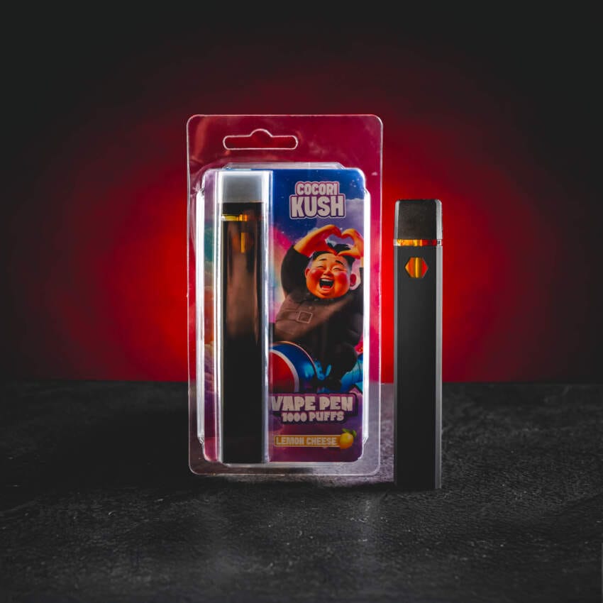 A HEC10 Vape Pen Lemon Cheese az intenzív citromos tónusokat jellegzetes sajtos aromával kapcsolja össze, komplex és telt ízprofilt hozva létre, modern HEC10 formulával és erős, strukturált gyűjtői hatással mélyebb relaxációval.