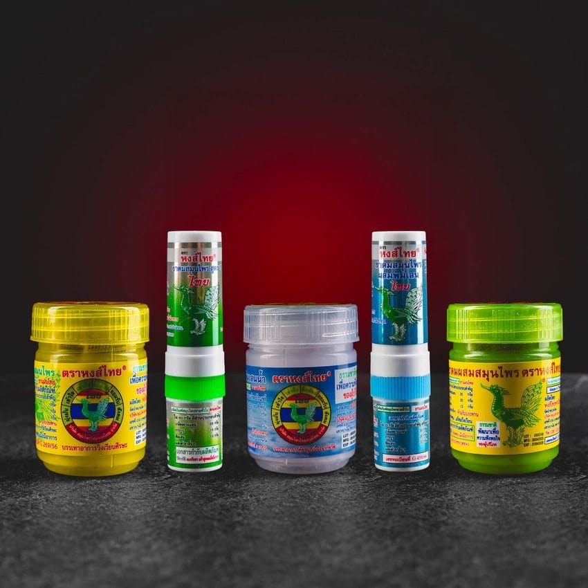 HongThai thai gyógynövényes inhalátor Kratom Világ – minden változat (Green, White, Yellow, Blue Nasal, Green Nasal) egy képen. Hagyományos thai gyógynövény-keverék kámforral, mentával, borneollal és eukaliptusszal. Természetes gyógynövényes termék frissítéshez, fejfájás, szédülés, orrdugulás és fáradtság enyhítésére kratom world