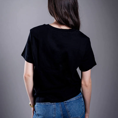 Kratom World női póló „damn bro, go buy KAVA KAVA” motívummal – eredeti merch kratomkedvelők és a Kratom World márka rajongói számára, stílusos streetwear design hangsúlyos nyomattal, kényelmes póló mindennapi viseletre, ideális városba, eseményekre vagy gyűjtői darabként a kratom közösség számára, hátoldal-black