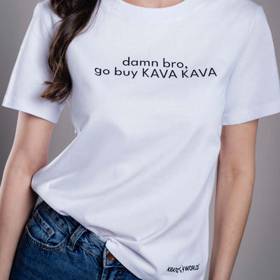 Kratom World női póló „damn bro, go buy KAVA KAVA” motívummal – eredeti merch kratomkedvelők és a Kratom World márka rajongói számára, stílusos streetwear design hangsúlyos nyomattal, kényelmes póló mindennapi viseletre, ideális városba, eseményekre vagy gyűjtői darabként a kratom közösség számára, logó részlet