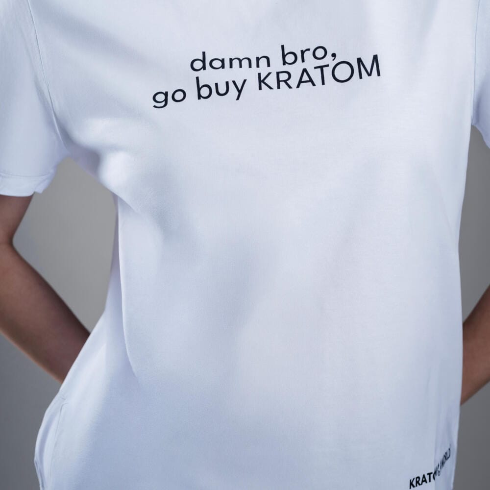 Kratom World női póló „damn bro, go buy KRATOM” motívummal – eredeti merch kratomkedvelők és a Kratom World márka rajongói számára, stílusos streetwear design hangsúlyos nyomattal, kényelmes póló mindennapi viseletre, ideális városba, eseményekre vagy gyűjtői darabként a kratom közösség számára, közelkép