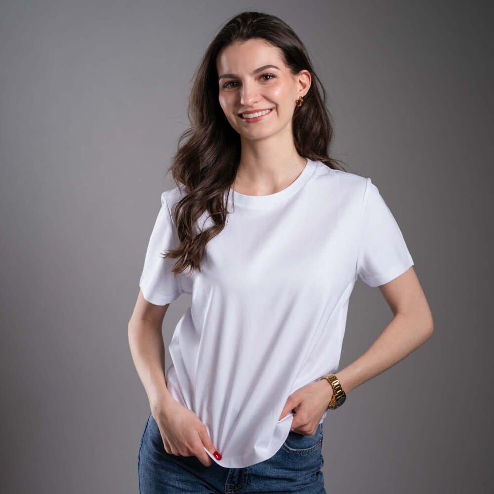 Női Kratom World póló „I like Kratom more than I like people.” felirattal – eredeti merch kratomkedvelők és a Kratom World márka rajongói számára, stílusos streetwear design hangsúlyos nyomattal, kényelmes póló mindennapi viseletre, ideális városba, eseményekre vagy gyűjtői darabként a kratom közösség számára