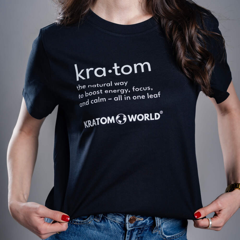 Női Kratom World póló „Kratom – The Natural Way.” motívummal – eredeti merch kratomkedvelők és a Kratom World márka rajongói számára, stílusos streetwear design hangsúlyos nyomattal, kényelmes póló mindennapi viseletre, ideális városba, eseményekre vagy gyűjtői darabként a kratom közösség számára, közelkép-black