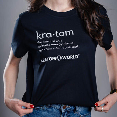 Női Kratom World póló „Kratom – The Natural Way.” motívummal – eredeti merch kratomkedvelők és a Kratom World márka rajongói számára, stílusos streetwear design hangsúlyos nyomattal, kényelmes póló mindennapi viseletre, ideális városba, eseményekre vagy gyűjtői darabként a kratom közösség számára, közelkép-black