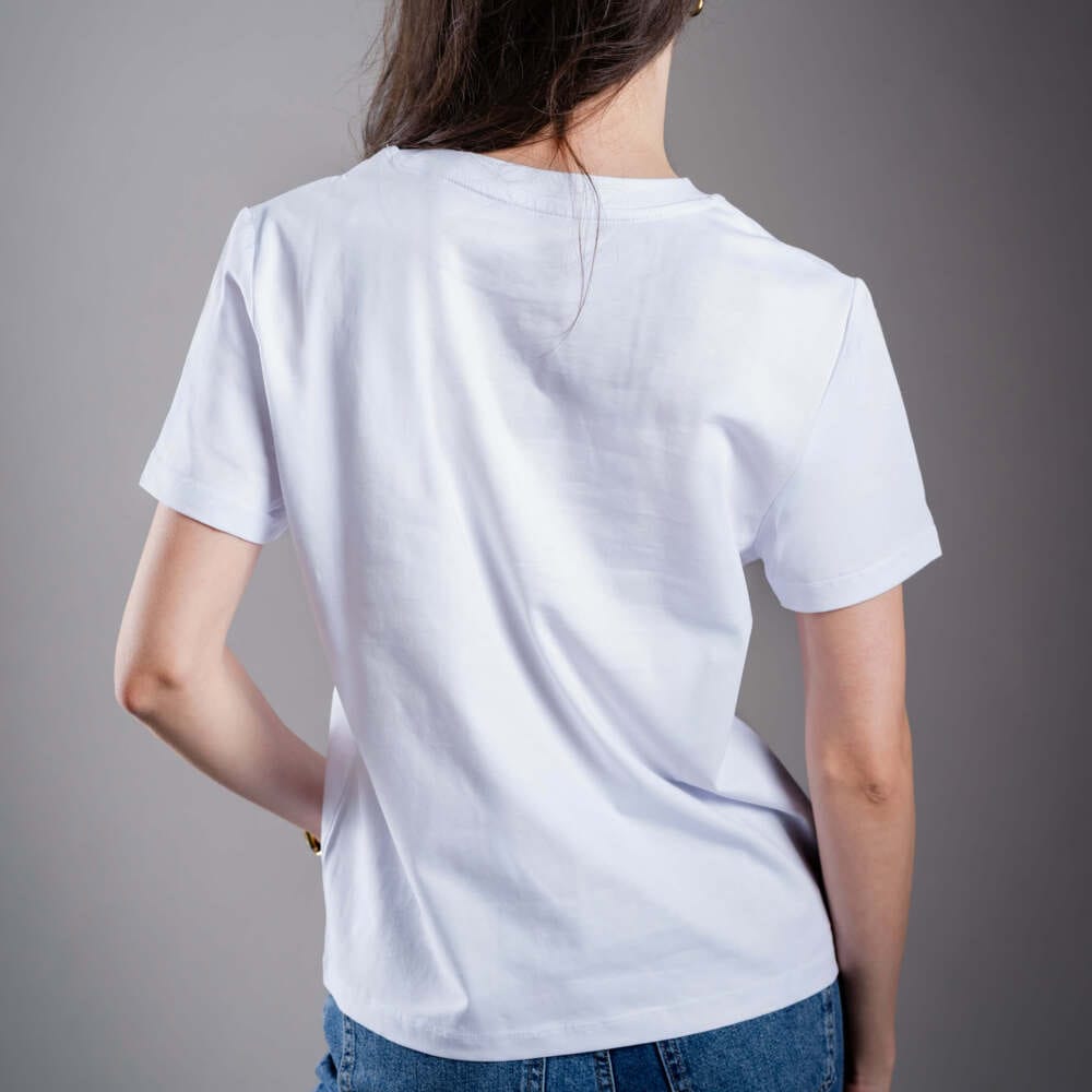 Női Kratom World póló „Kratom – The Natural Way.” motívummal – eredeti merch kratomkedvelők és a Kratom World márka rajongói számára, stílusos streetwear design hangsúlyos nyomattal, kényelmes póló mindennapi viseletre, ideális városba, eseményekre vagy gyűjtői darabként a kratom közösség számára, hátoldal