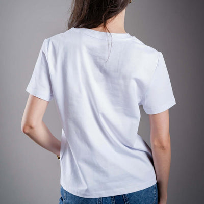 Női Kratom World póló „Kratom – The Natural Way.” motívummal – eredeti merch kratomkedvelők és a Kratom World márka rajongói számára, stílusos streetwear design hangsúlyos nyomattal, kényelmes póló mindennapi viseletre, ideális városba, eseményekre vagy gyűjtői darabként a kratom közösség számára, hátoldal