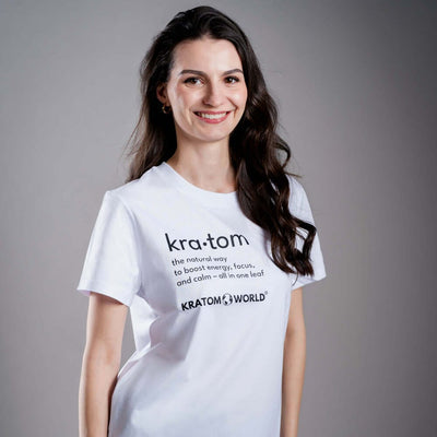 Női Kratom World póló „Kratom – The Natural Way.” motívummal – eredeti merch kratomkedvelők és a Kratom World márka rajongói számára, stílusos streetwear design hangsúlyos nyomattal, kényelmes póló mindennapi viseletre, ideális városba, eseményekre vagy gyűjtői darabként a kratom közösség számára