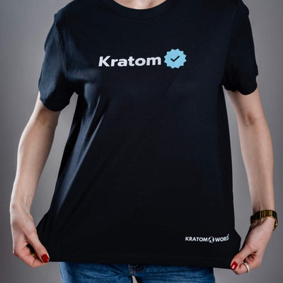 Kratom World női póló „Kratom Verified” motívummal – eredeti merch kratomkedvelők és a Kratom World márka rajongói számára, stílusos streetwear design hangsúlyos nyomattal, kényelmes póló mindennapi viseletre, ideális városba, eseményekre vagy gyűjtői darabként a kratom közösség számára, közelkép-black