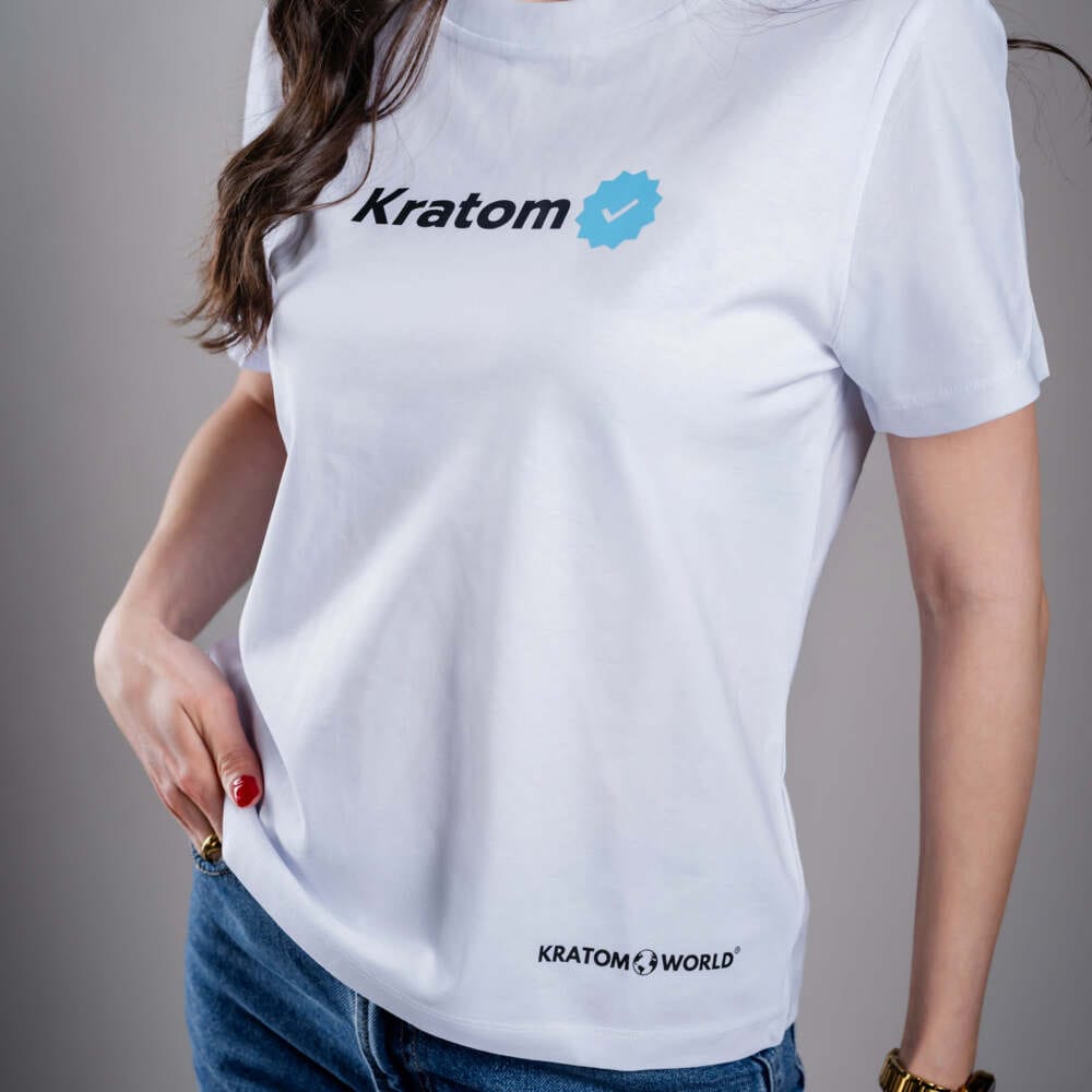 Kratom World női póló „Kratom Verified” motívummal – eredeti merch kratomkedvelők és a Kratom World márka rajongói számára, stílusos streetwear design hangsúlyos nyomattal, kényelmes póló mindennapi viseletre, ideális városba, eseményekre vagy gyűjtői darabként a kratom közösség számára, közelkép