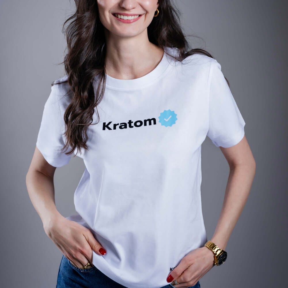 Kratom World női póló „Kratom Verified” motívummal – eredeti merch kratomkedvelők és a Kratom World márka rajongói számára, stílusos streetwear design hangsúlyos nyomattal, kényelmes póló mindennapi viseletre, ideális városba, eseményekre vagy gyűjtői darabként a kratom közösség számára, logó részlet