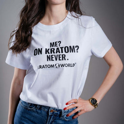 Női Kratom World póló „Me? On Kratom? Never.” motívummal – eredeti merch kratomkedvelők és a Kratom World márka rajongói számára, stílusos streetwear design hangsúlyos nyomattal, kényelmes póló mindennapi viseletre, ideális városba, eseményekre vagy gyűjtői darabként a kratom közösség számára, közelkép