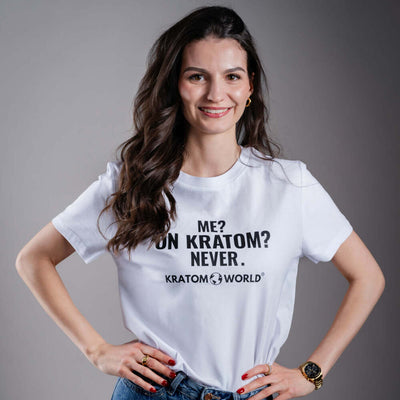 Női Kratom World póló „Me? On Kratom? Never.” motívummal – eredeti merch kratomkedvelők és a Kratom World márka rajongói számára, stílusos streetwear design hangsúlyos nyomattal, kényelmes póló mindennapi viseletre, ideális városba, eseményekre vagy gyűjtői darabként a kratom közösség számára, logó részlet
