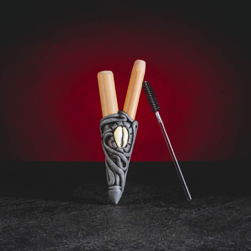 Hagyományos bambusz Kuripe Senna Shell a Kratom World kínálatából, szent rapé rituális alkalmazására tervezve. Ez az egyszerű V alakú fúvóka fenntartható természetes bambuszból készült, és tartós gyantával erősített a maximális élettartam érdekében. Ideális választás kezdőknek, akik funkcionális, megfizethető és esztétikailag letisztult kuripét keresnek otthoni meditációs gyakorlathoz, légzőgyakorlatokhoz és spirituális rituálékhoz.