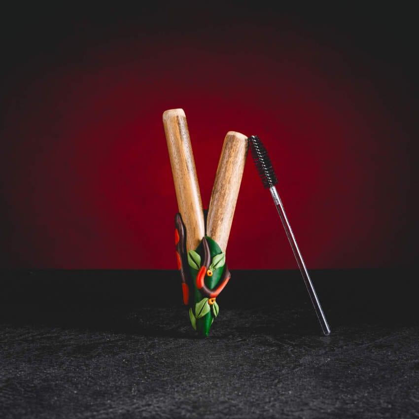 Exkluzív rituális Kuripe Yuxibu Snake a Kratom World webáruházból részletgazdag szent kígyó motívummal. Ez a művészi eszköz a Huni Kuin (Kaxinawá) törzs kozmikus szemléletéből merít, és a transzformációt, bölcsességet és az esőerdő erejét szimbolizálja. Kézzel megmunkált bambusz rapé fúvóka dekoratív gyantával, amely erőteljes energetikai kisugárzással bír mély meditációk és sámáni ceremóniák során.